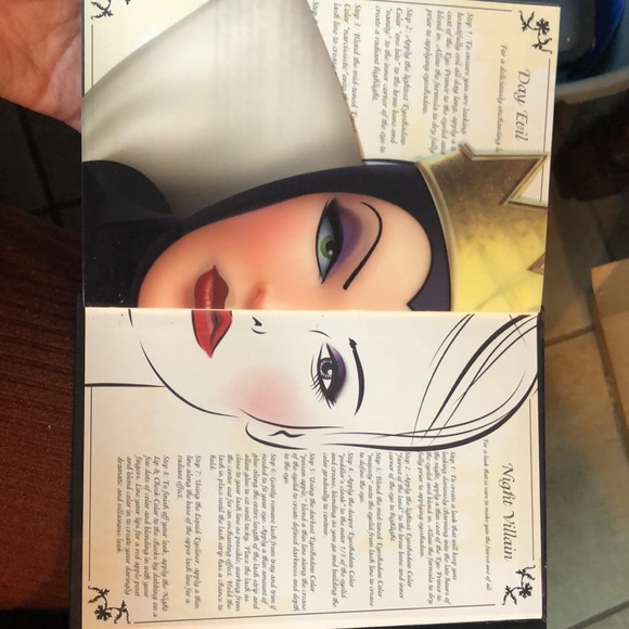 Disney’s Evil Queen Devious Dramatic Eyes Book - Picture 4 of 5